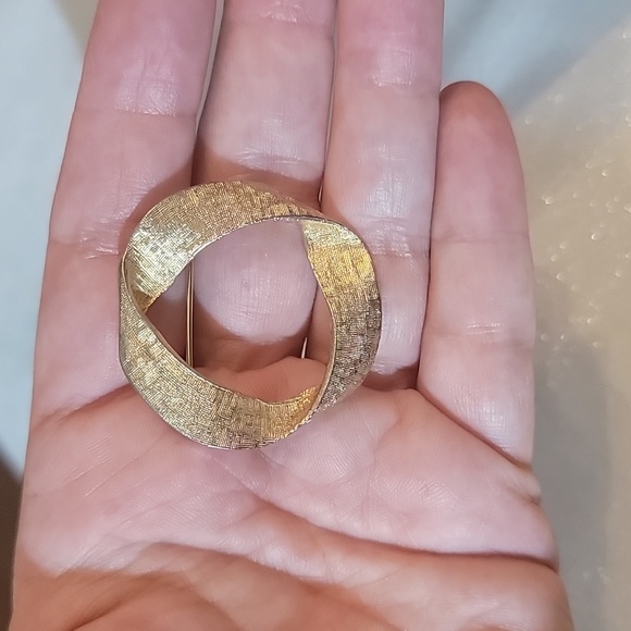 Accessocraft NYC Gold-tone Ribbon Vintage Brooch Pin - Picture 4 of 5